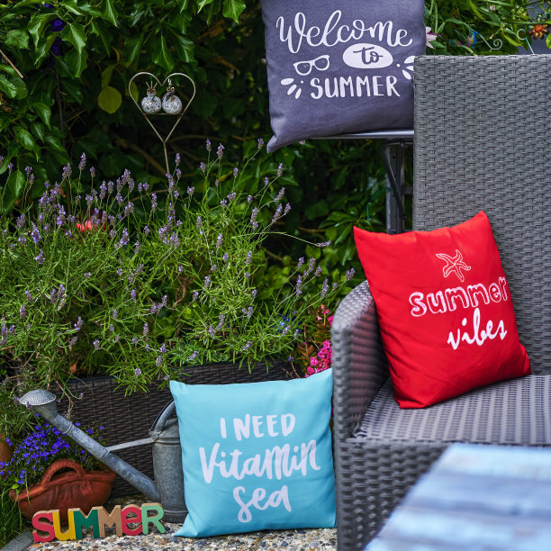 夏日景色点缀着五彩缤纷。图片下载