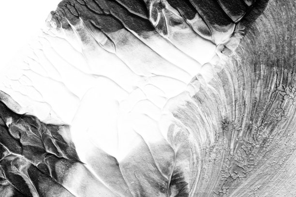 运用罗夏墨迹法在白纸背景上绘制黑白抽象画色彩纹理图片下载