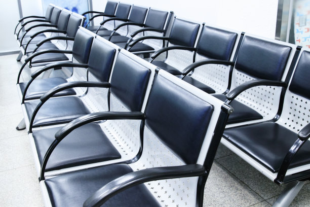 火车站的一个空候车室，里面有椅子。图片下载