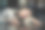 一个女人在吧台上睡着了图片下载
