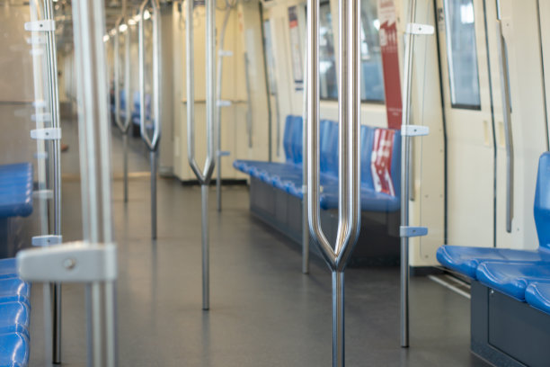 火车内景，没有通勤人员和空座位图片下载