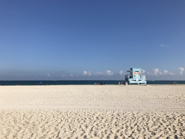 佛罗里达州迈阿密海滩- 2017年12月22日:海滩和救生员小屋在Haulover公园图片下载