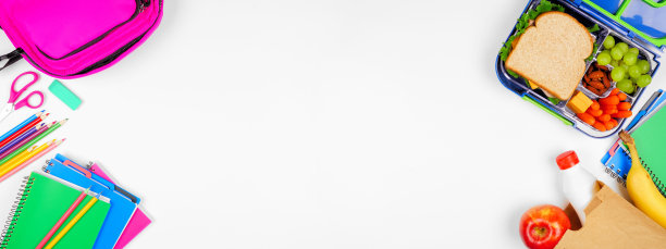 健康的学校午餐和学校用品。白色横幅背景上的双边框。图片下载