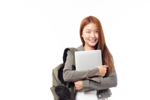 快乐随意的亚洲女学生的肖像与背包和笔记本电脑孤立在白色的背景。回归学校和学习理念。图片下载