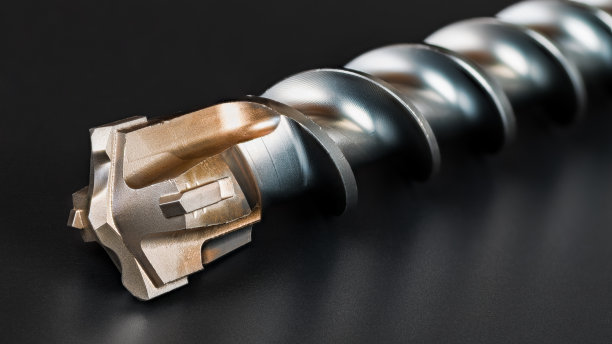 螺旋扭曲钻头与硬质合金刀具在尖端艺术静物生活在黑色背景图片下载