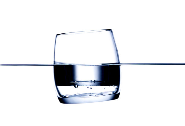 一杯水浮在水面上。图片下载