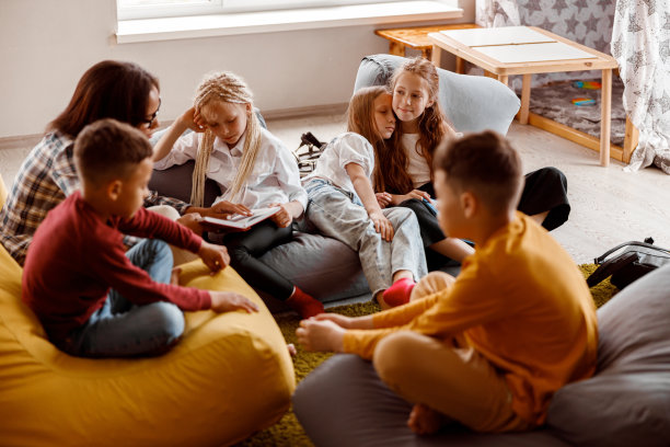 女老师拿着一本书，坐在蒲团上图片下载