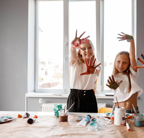 多色手掌的孩子后绘图课图片下载