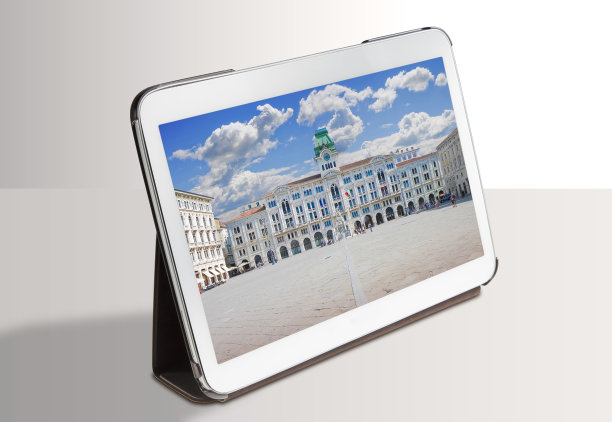 在里雅斯特最重要的广场称为广场Unità d’italia，它的意思是-意大利统一广场-欧洲-意大利-里雅斯特-人们是不认识的-概念图像笔记本电脑图片下载