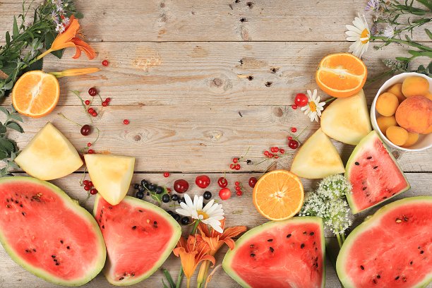 新鲜的热带水果和浆果放在阳光明媚的餐桌上，天然健康的营养理念，维生素和抗氧化剂的来源图片下载