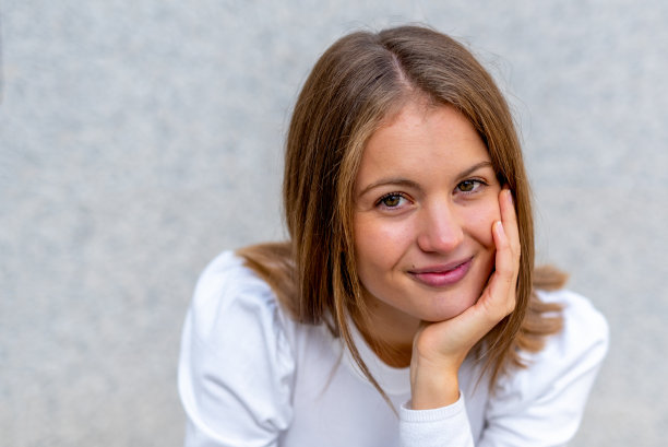 真正的年轻女子画像，真实自然的美，大学女生，不化妆图片下载