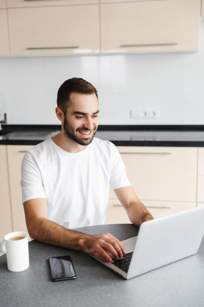 快乐英俊的自由职业者图片下载