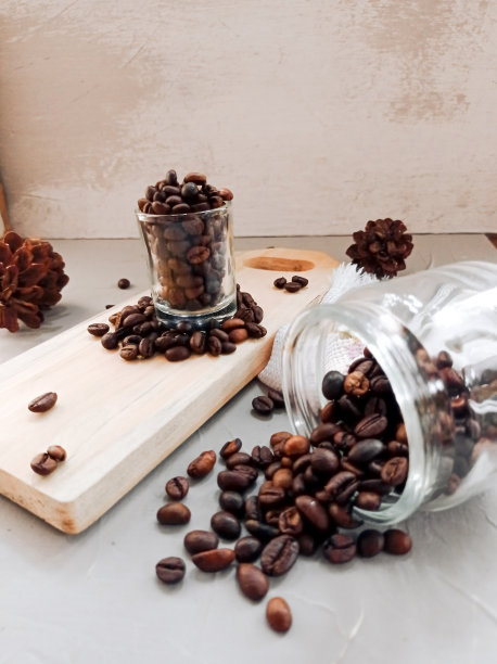 咖啡豆和罐子。图片下载
