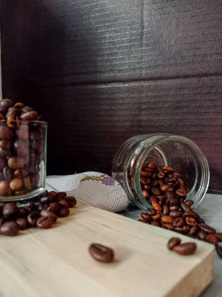 咖啡豆和罐子。图片下载
