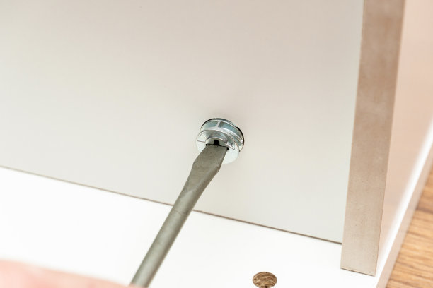 家具组装工艺，用螺丝刀拧紧配件图片下载