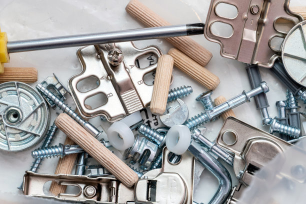 在家里组装家具用的装着配件的硬纸盒图片下载