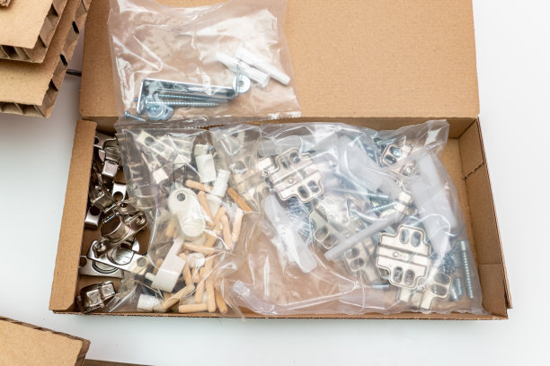 在家里组装家具用的装着配件的硬纸盒图片下载