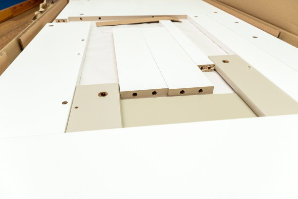 纸板箱，包装新家具和配件供在家组装图片下载