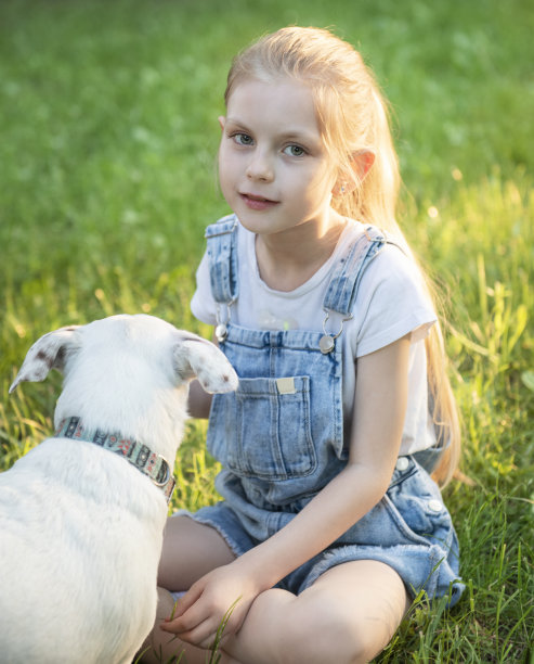 小女孩在和小狗玩图片下载