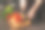 一个男厨师用手切菜的特写图片下载