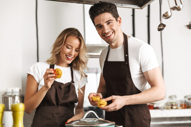 快乐厨师夫妇穿着围裙做饭图片下载
