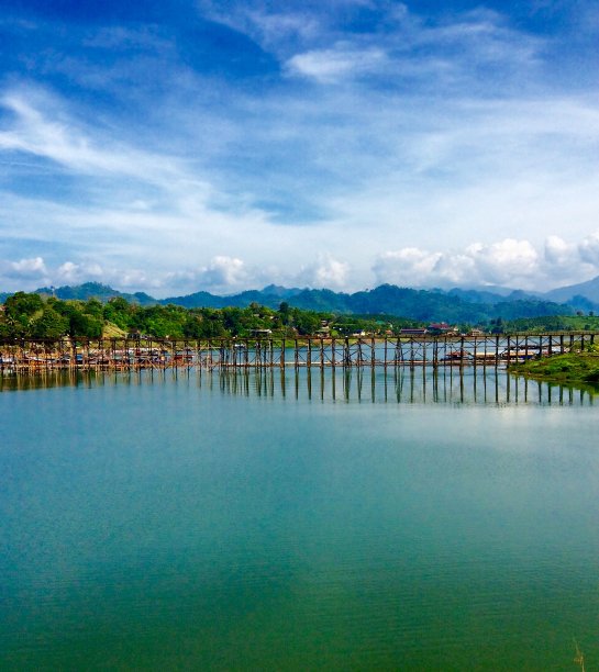 美丽的绿色河流和蓝天图片下载