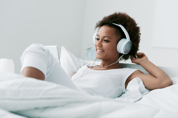 在床上放松的女人图片下载