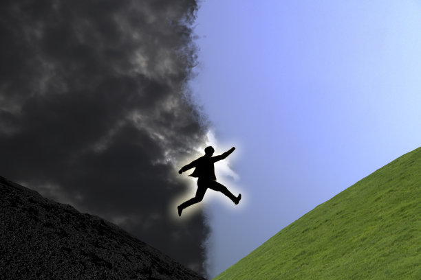 一个男人朝轻山跳去。图片下载