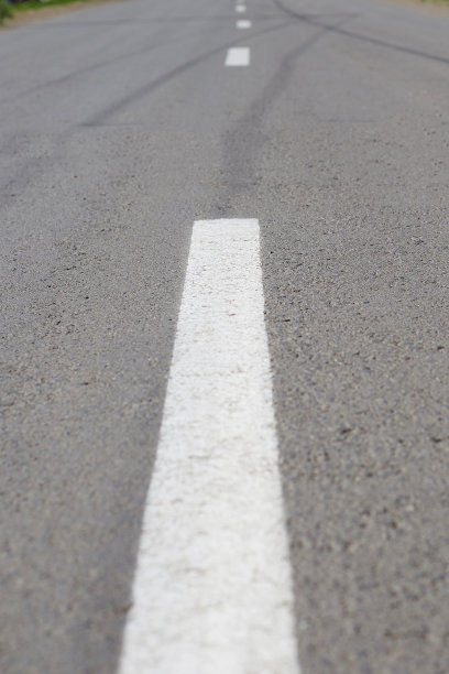 在通往远方的路上做标记，沥青路面图片下载