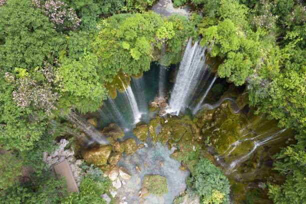 鸟瞰图Yerköprü瀑布在mut/Mersin/土耳其图片下载