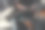 一个男人用散音在模糊的背景上弹贝司吉他。图片下载
