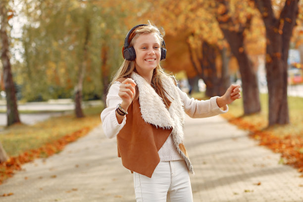 秋日公园里优雅时尚的女孩图片下载