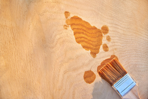 用清漆在橡木板上刷漆。图片下载