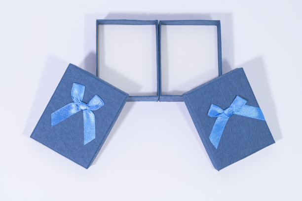 白色背景的蓝色礼品盒图片下载