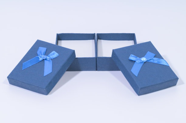 白色背景的蓝色礼品盒图片下载