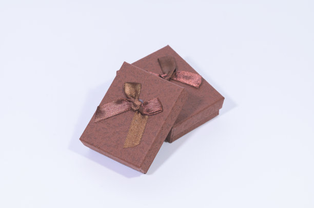 白色背景下的深棕色礼盒图片下载