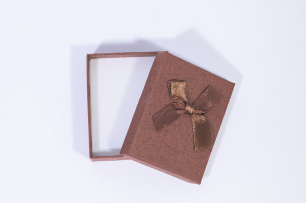 白色背景下的深棕色礼盒图片下载