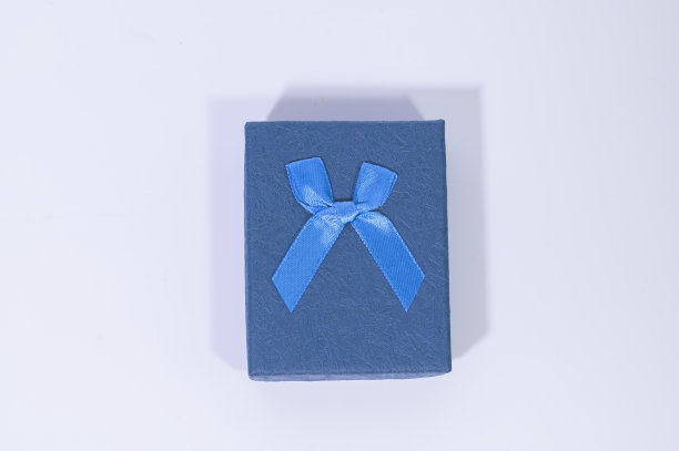 白色背景的蓝色礼品盒图片下载