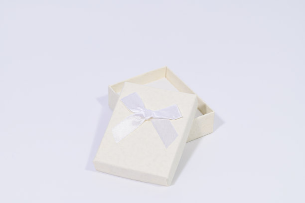 乳白色的礼盒在白色的背景图片下载