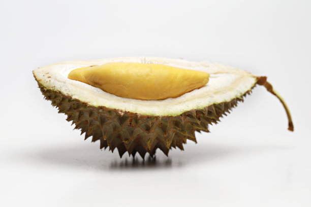 成熟的榴莲果实，美味的榴莲已剥皮孤立在白色的背景。图片下载