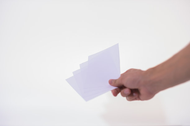 商人拿着白色背景上的文件图片下载