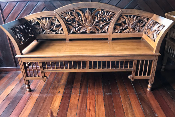 木凳孤立在木材纹理背景上图片下载