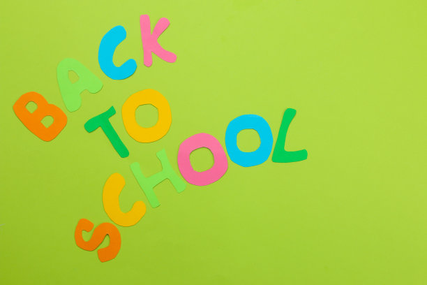 课文将从鲜艳的绿色背景上的多色字母返回学校。办公工具。教育。前视图。图片下载