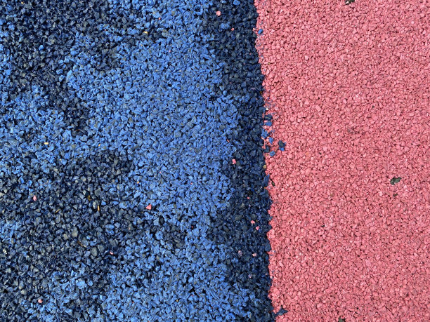 蓝色和红色质地柔软的运动操场安全罩由压制而成的精细橡胶制成图片下载
