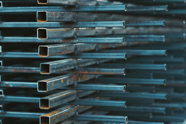 建筑工地的一堆钢铁材料。生锈的方形金属型材图片下载
