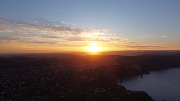 美丽的海岸线上的日出图片下载