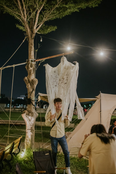 年轻的泰国男子是被他的女朋友在户外万圣节在夜市照片图片下载