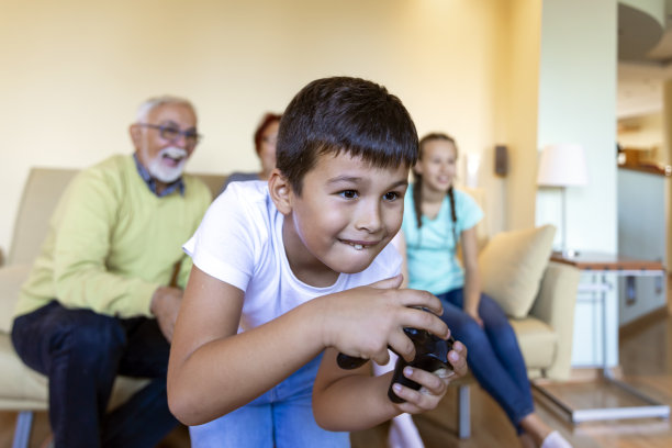 一个可爱的小男孩正在和他的妹妹玩电脑游戏。图片下载