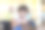 一个可爱的小男孩正在和他的妹妹玩电脑游戏。图片下载