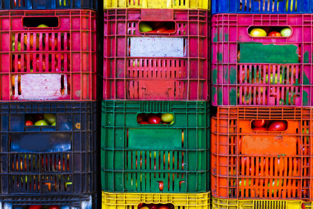 堆放水果和蔬菜的盒子。图片下载